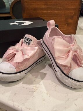 Converse Kids Low Top Slip-On Sneakers in Light Pink with White Accents